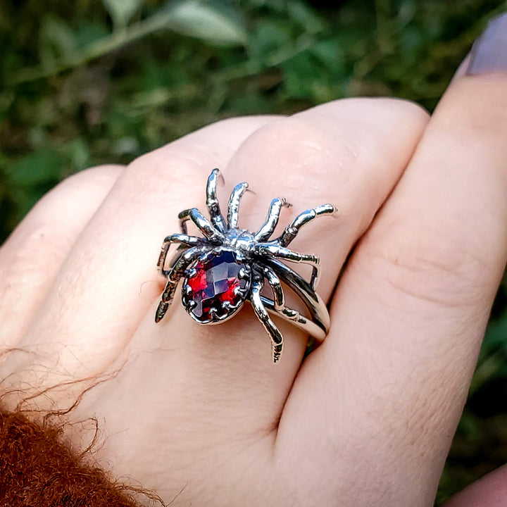 👻 Silver Garnet Tarantula Ring